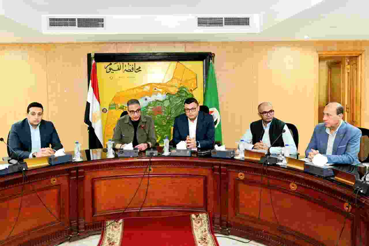 وزير الإسكان ومحافظ الفيوم يتابعان مشروعات 