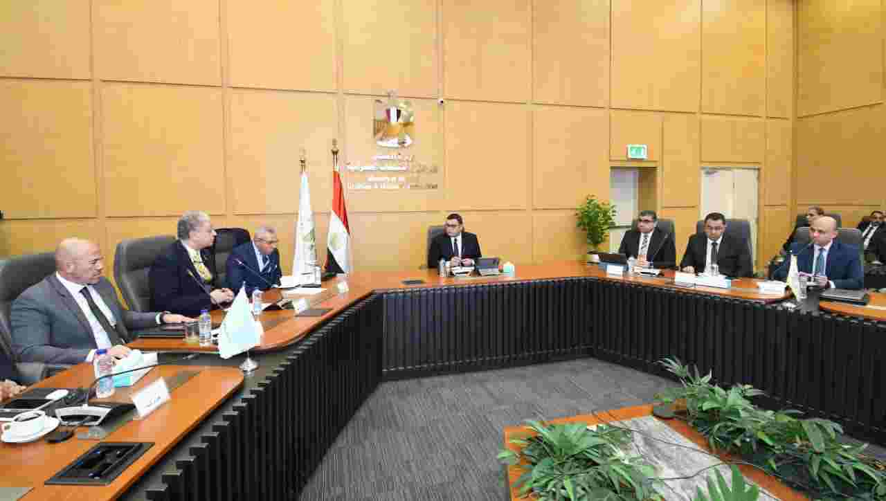 وزير الإسكان يتابع تنفيذ مشروع منطقة الأعمال المركزية بالعاصمةالجديدة