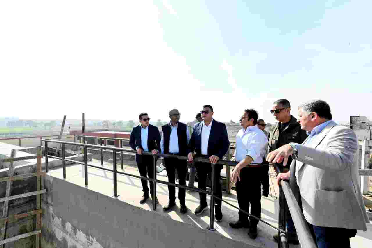  وزير الإسكان ومحافظ الفيوم يتفقدان توسعات محطة معالجة 