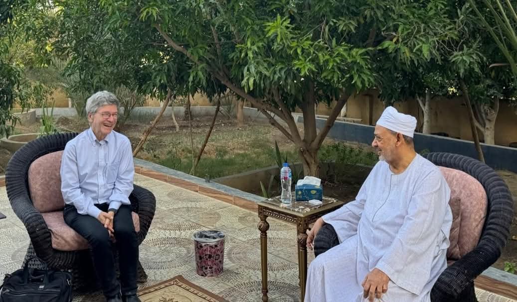 شيخ الازهر يستقبل احد المفكرين الاجانب ويشيد بمناصرته للمستضعفين 