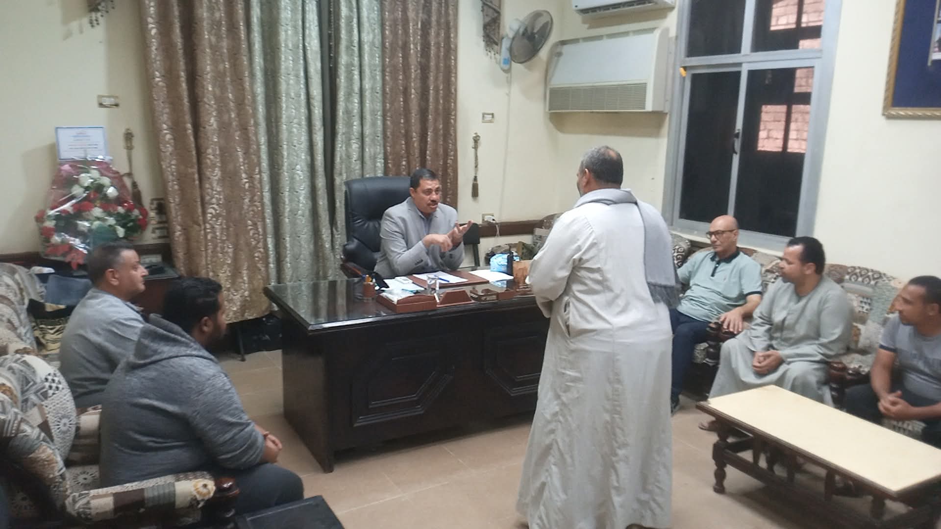 رئيس القوصية يستقبل عدد من المواطنين ويتعهد بحل شكواهم 