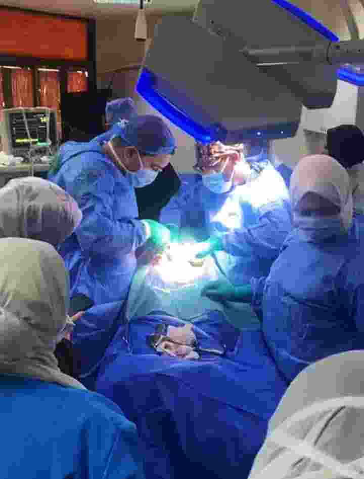 جراحة معجزة : فريق طبي ينقذ حياة سيدة حامل ويستأصل ورم خطير   