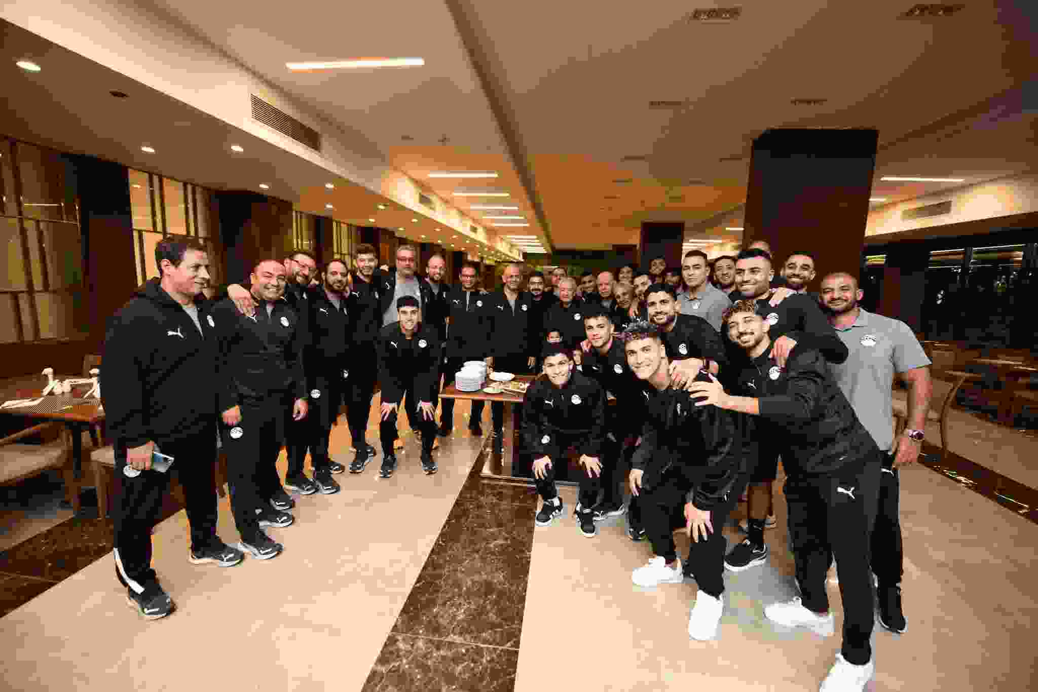  منتخب مصر يختتم معسكره ويحتفل بعيد ميلاد  طولان قبل السفر  للمشاركة بكأس العرب