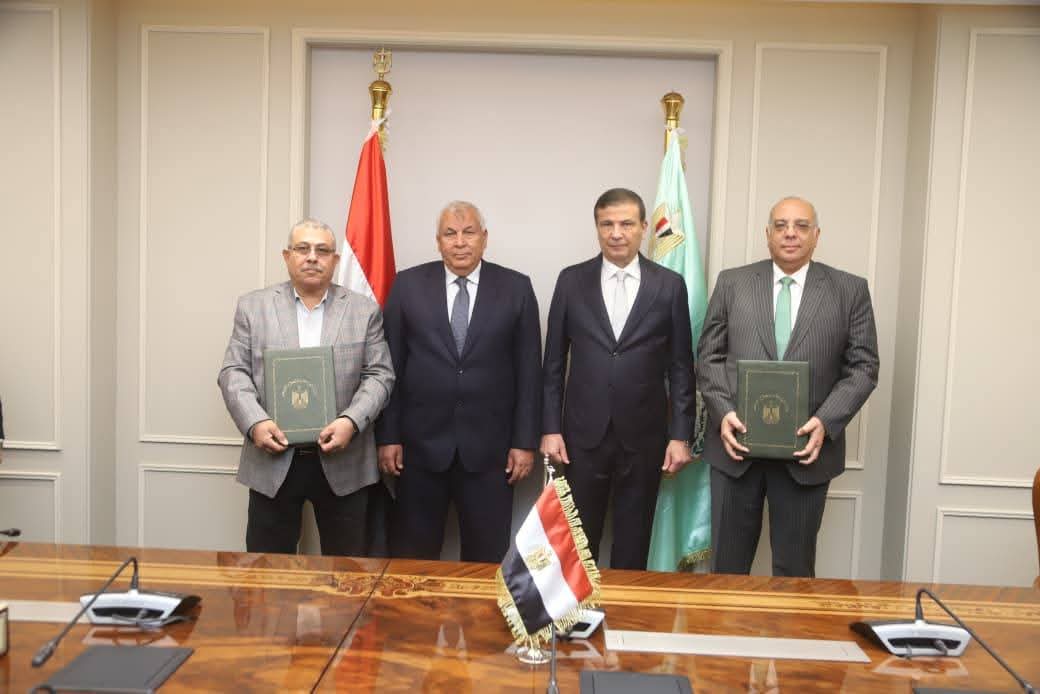 وزير الزراعة ومحافظ الوادي  يطلقان مشروع حماية مركز إنتاج الحرير من زحف الرمال