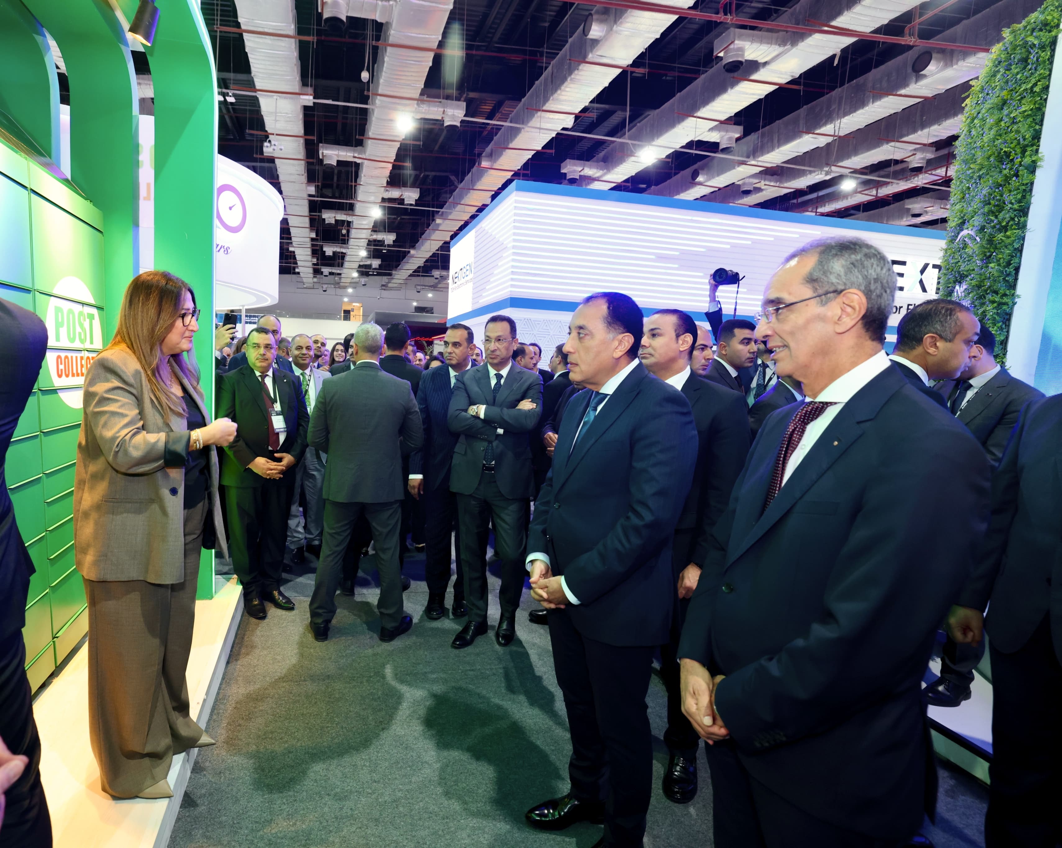 رئيس الوزراء يتفقد جناح البريد بـ