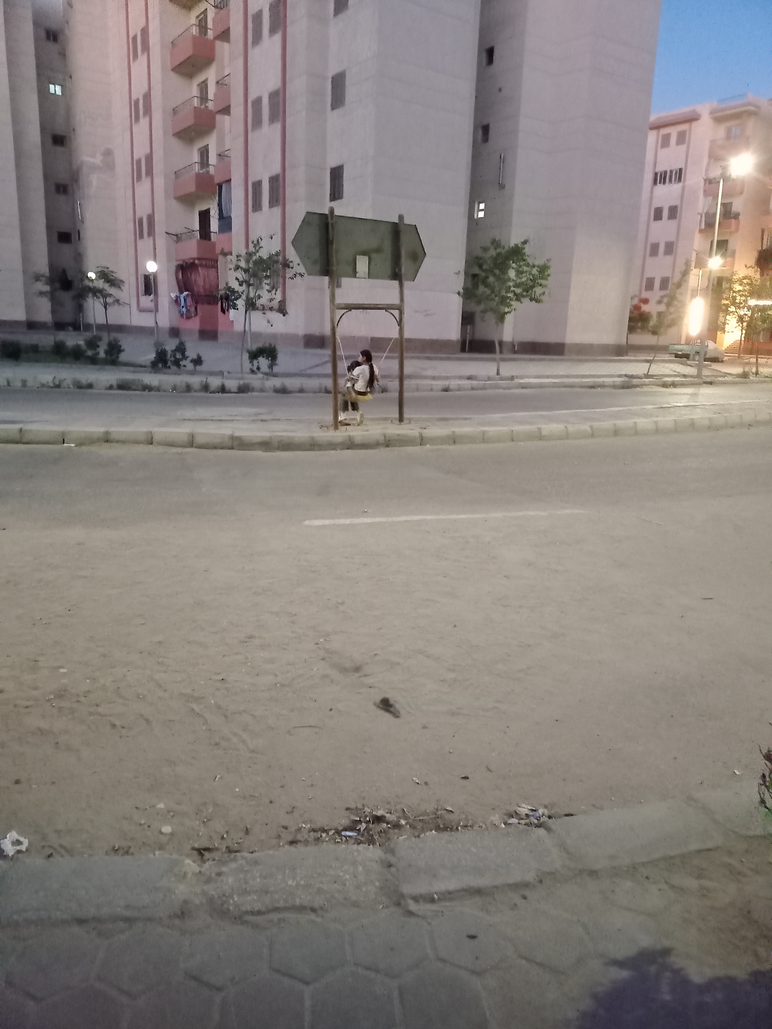 طفلة تصنع فرحتها بوسائل بسيطة دون الحاجة للملاهي