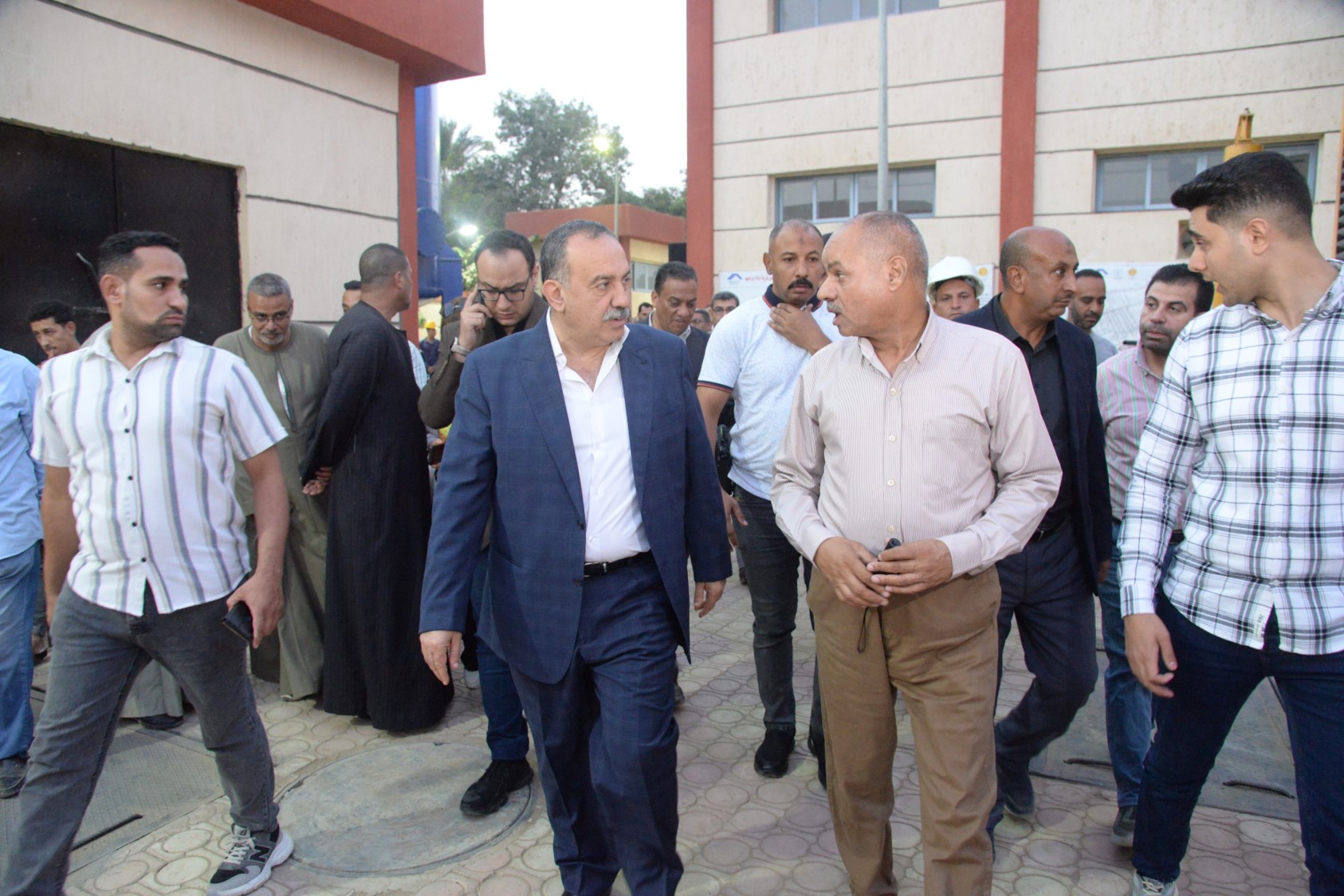 محافظ أسيوط يتفقد التشغيل التجريبي لمحطة صرف صحي قرية أولاد إبراهيم