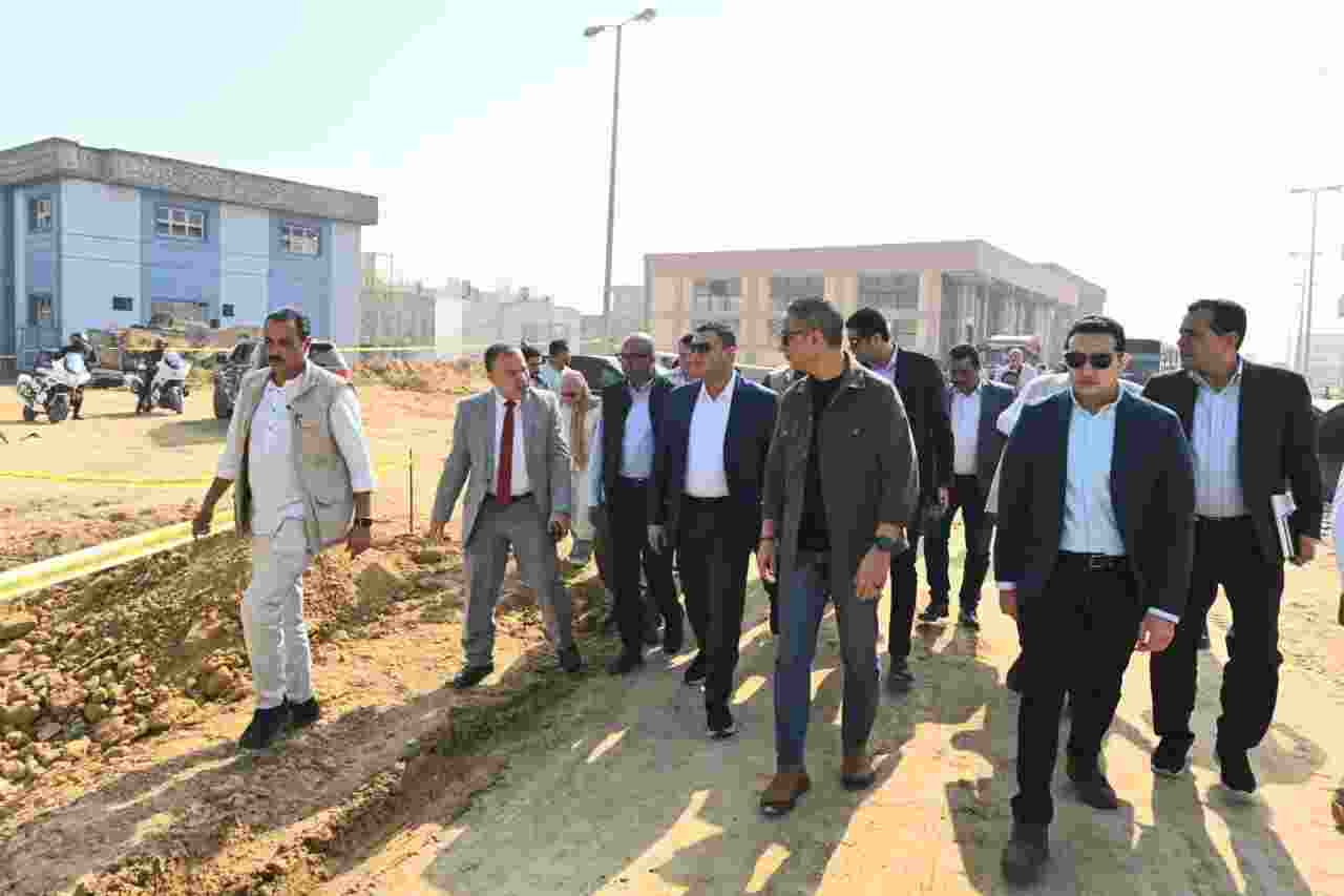وزير الإسكان ومحافظ الفيوم يتفقدان مجمع محطات المياه والطريق الرابط بين مدينتي الفيوم الجديدة و