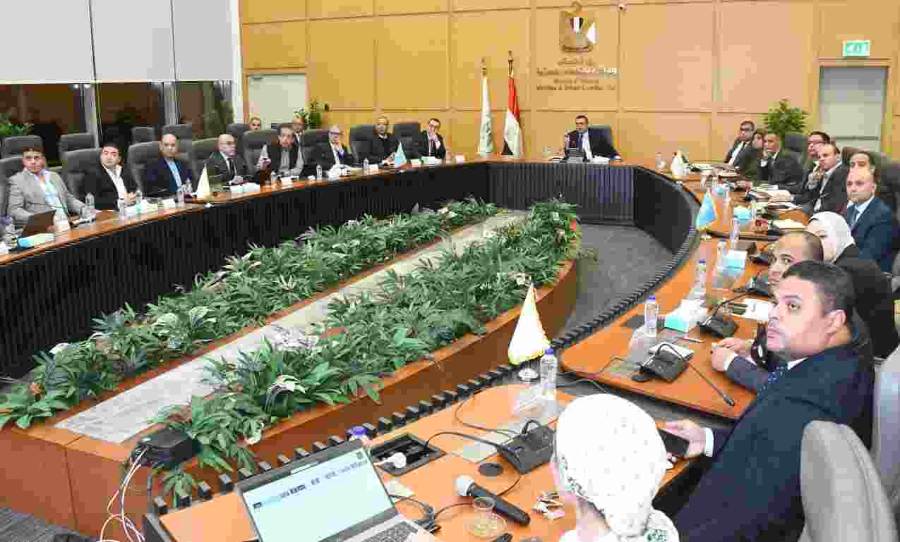  وزير الإسكان يجتمع بـ