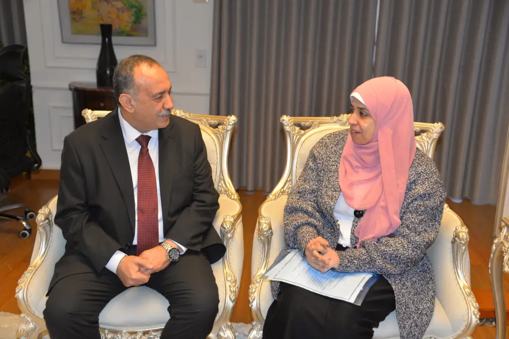 لم تستسلم لفقدان البصر واليتم.. أسيوط تكرم زينب بدر وتمنحها فرصة عمل