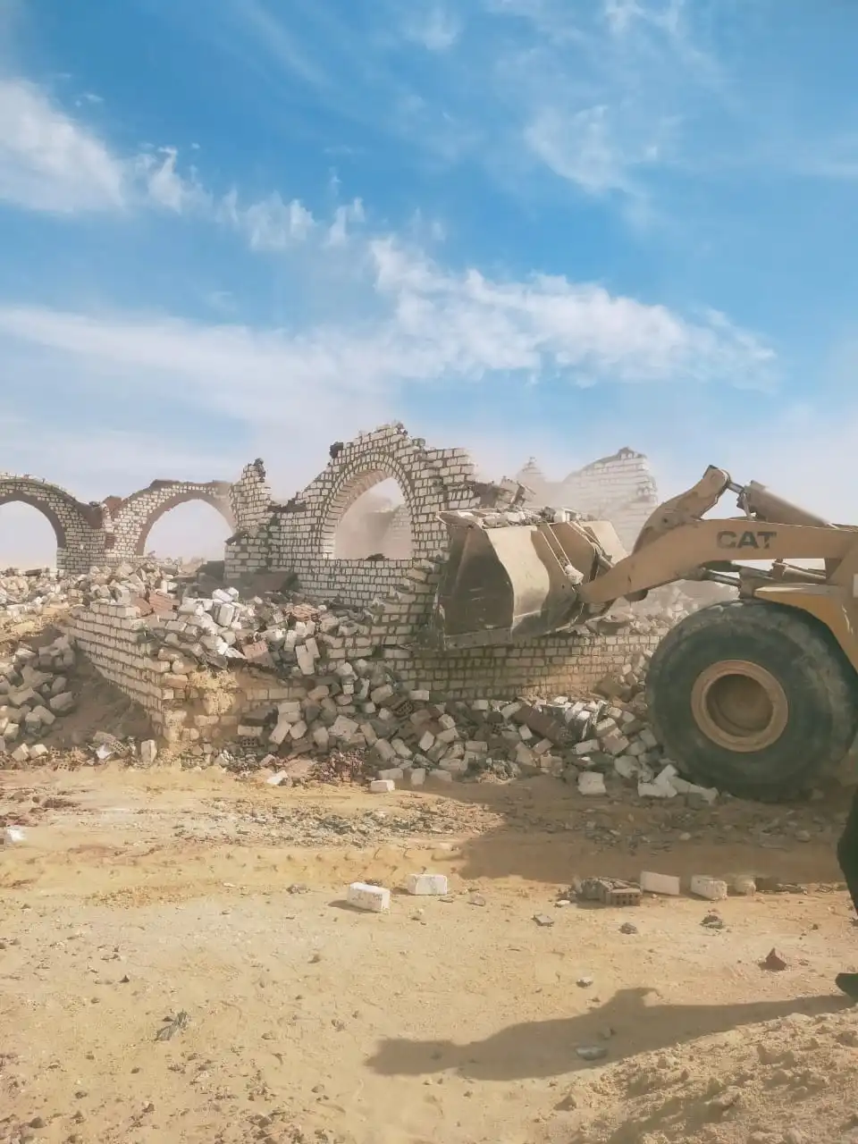 أسيوط تسترد 1669 فدانًا وتزيل 98 حالة تعدٍ في  6 مراكز بالمحافظة