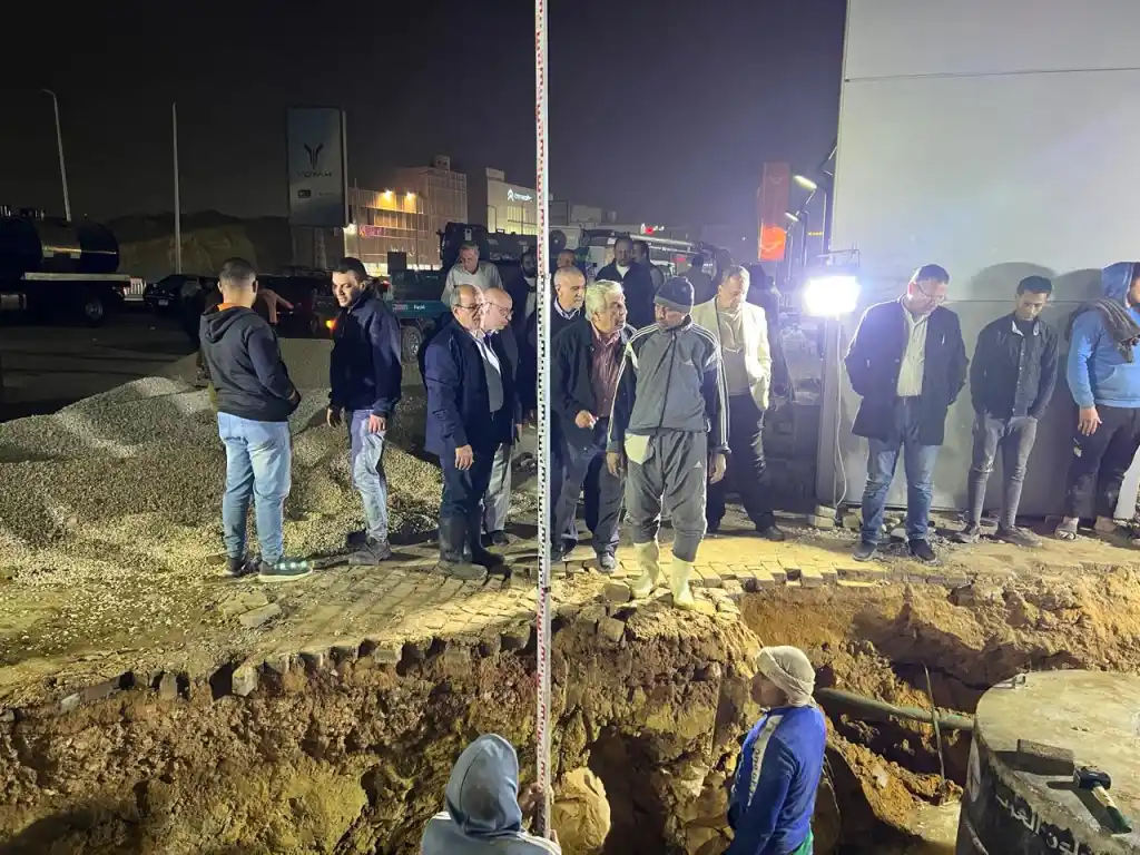 رئيس القابضة للمياه يتابع ميدانيًا إصلاح الهبوط الأرضي بميدان محمد زكي لضمان انسياب الحركة المرورية