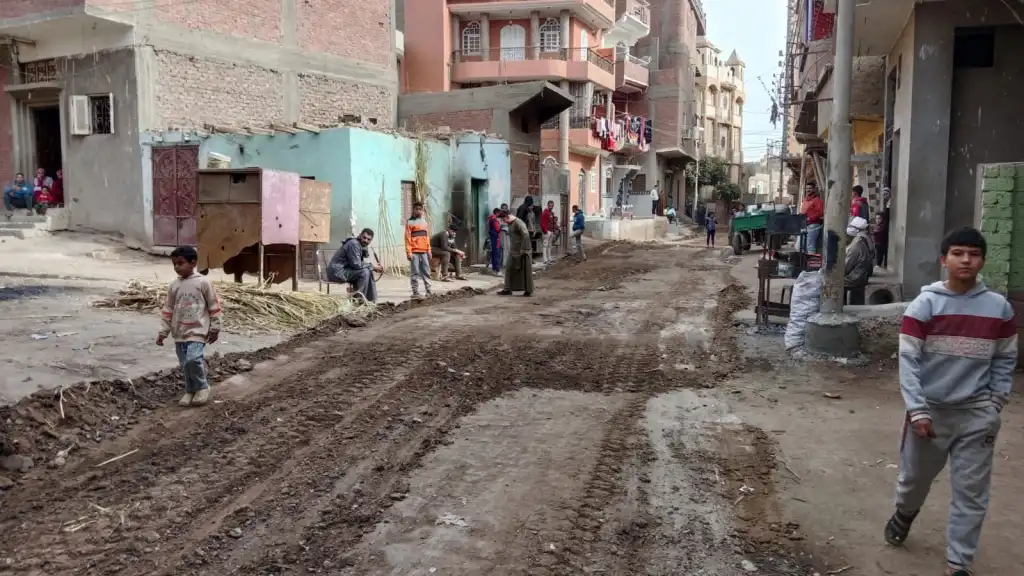 محافظ أسيوط يوجه بتنفيذ أعمال الجريدر بشوارع القوصية وطريق الدير/ مير