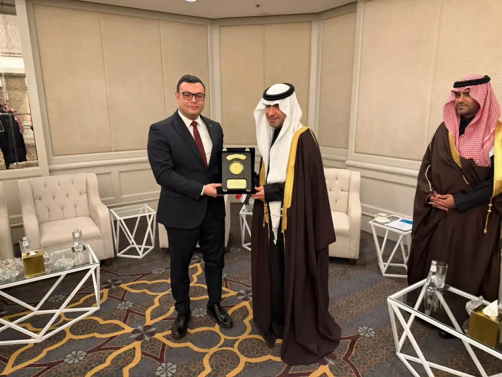 وزير الإسكان يعزز التعاون المصري السعودي بقطاع العقارات في لقاء ثنائي بالرياض