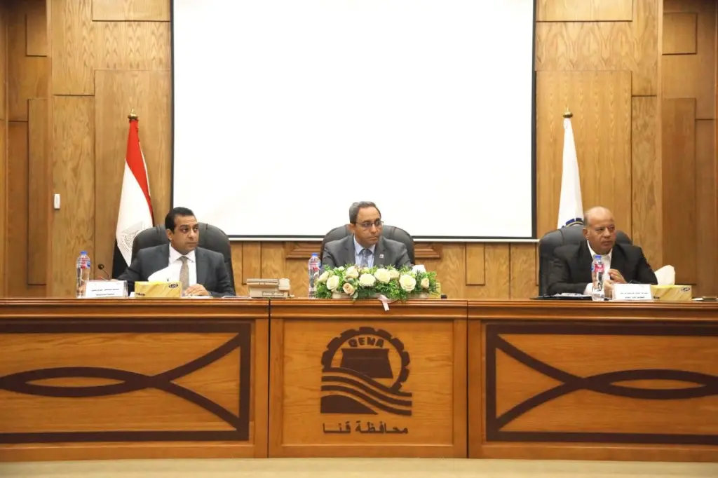  ملاحظات محافظ قنا بشأن تقسيم المناطق السكنية لتحقيق العدالة بالمحافظة