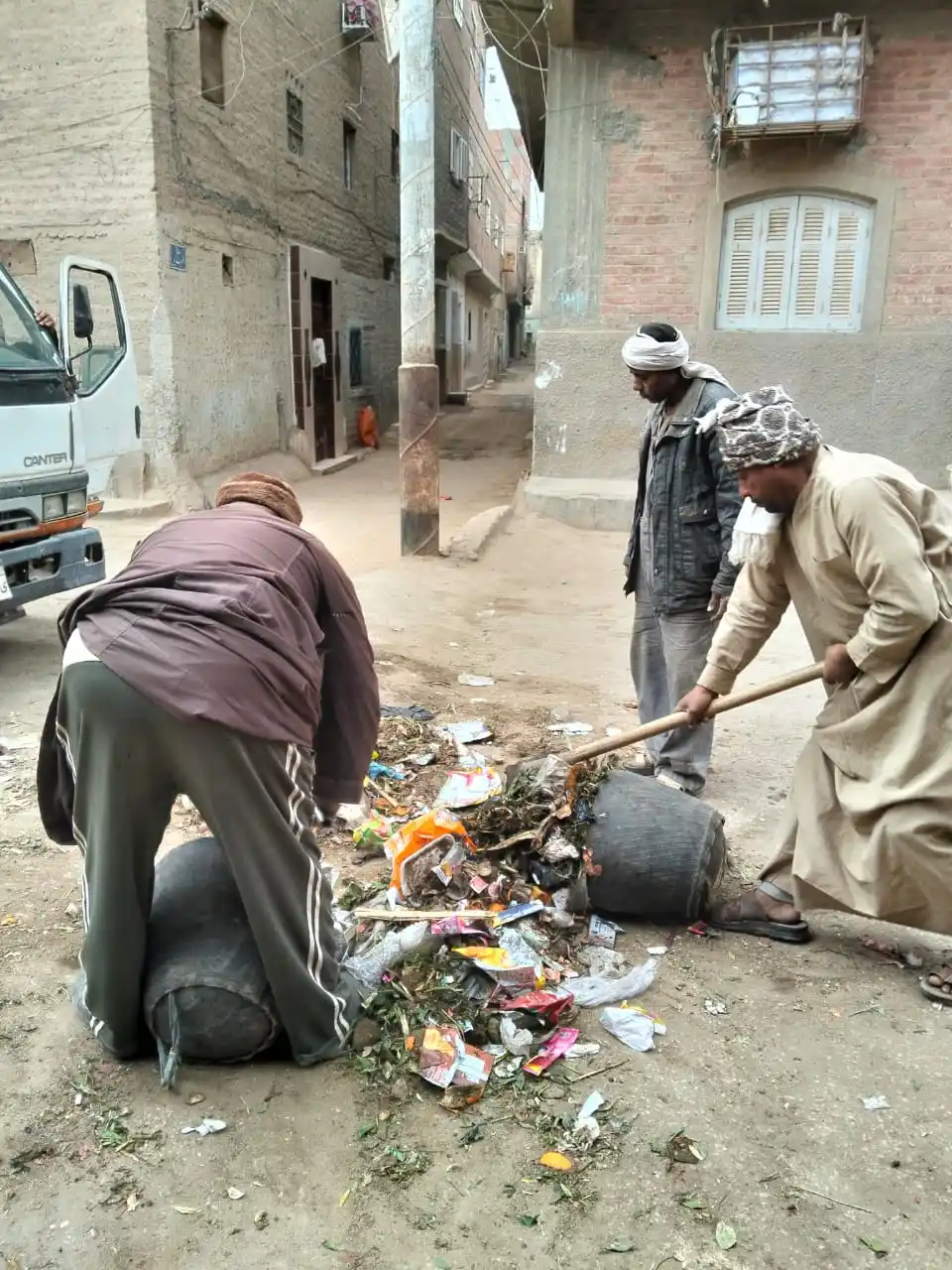 رئيس مركز القوصية يتابع أعمال النظافة الشاملة بالقرى الأربع