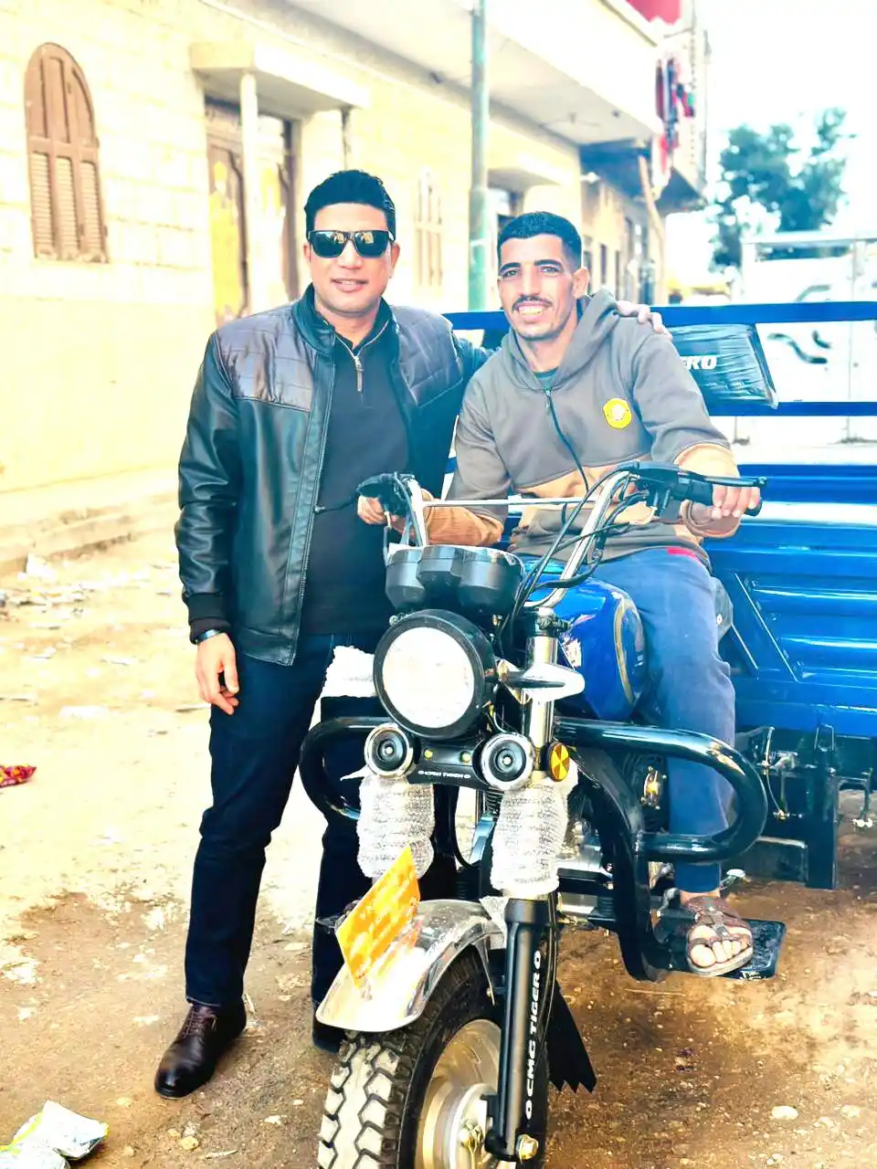 نائب محافظ سوهاج يحقق أمنية مريض سرطان ويهديه «تروسيكل» داخل منزله