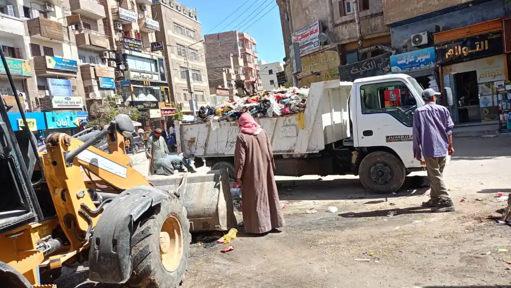 حملات نظافة مكثفة صباحًا ومساءً بالقوصية لرفع التراكمات وتحسين مستوى الخدمات