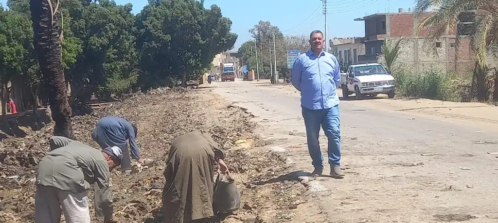 رئيس مركز القوصية يتابع أعمال النظافة ويرفع المخلفات بالمدينة والقرى