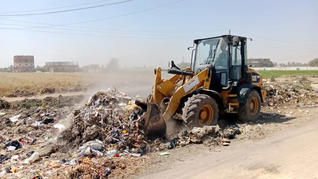 رئيس مركز القوصية يتابع أعمال النظافة ورفع المخلفات بقرية بوق