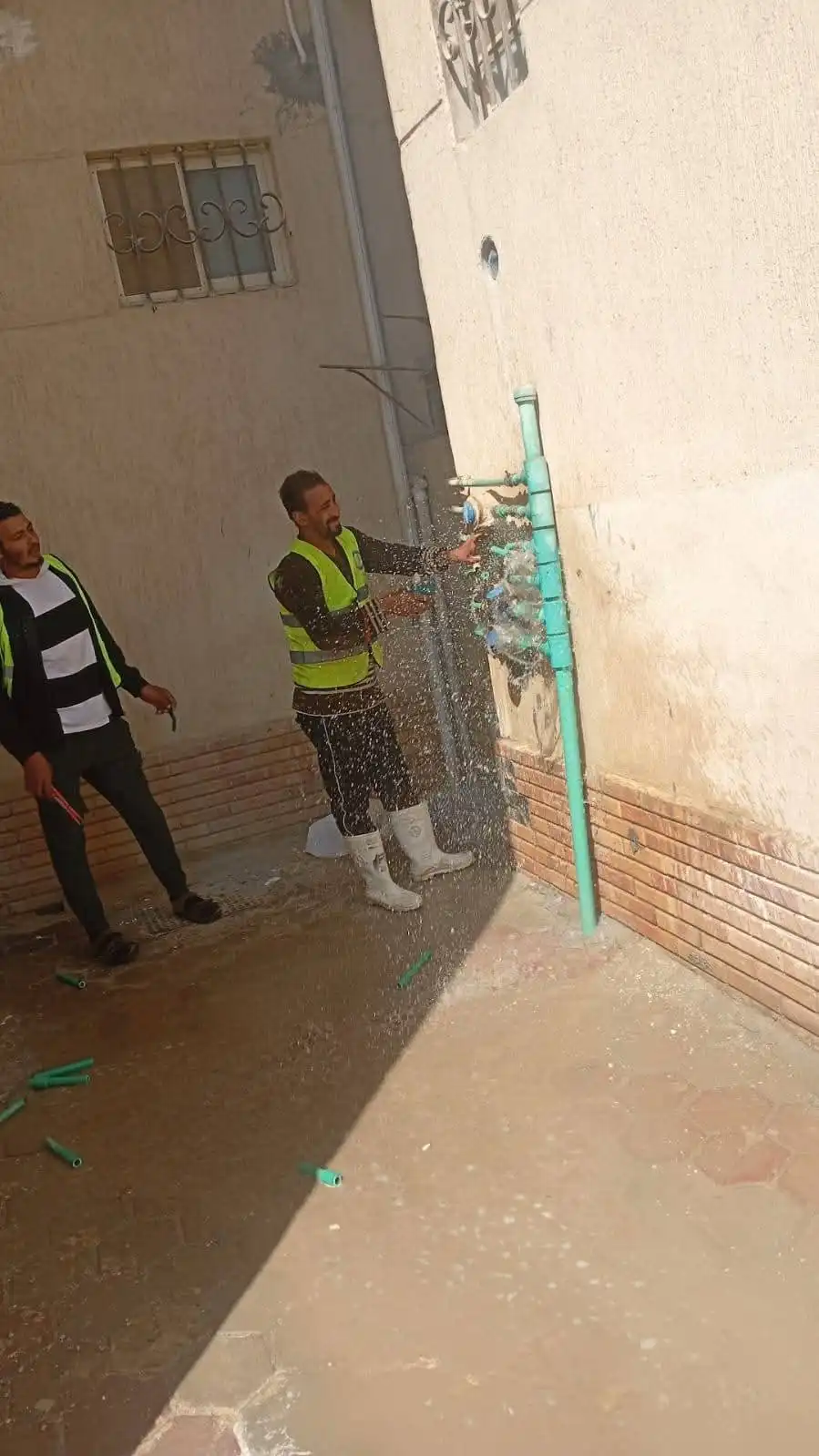 جهاز أكتوبر الجديدة يواصل شن حملات ضبط  وصلات المياه الخلسة بالمدينة