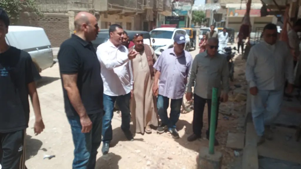 سحيم  يتابع أعمال رصف شارع المحطة بنزالي جنوب بالقوصية