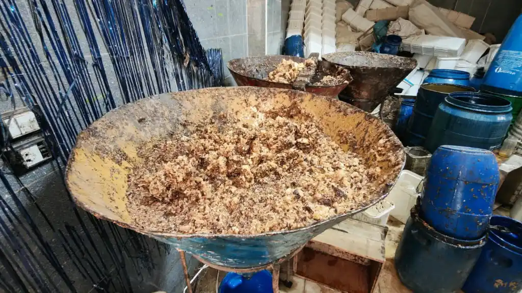 التحفظ على محتويات مجهولة المصدر بمخزن عسل في منفلوط