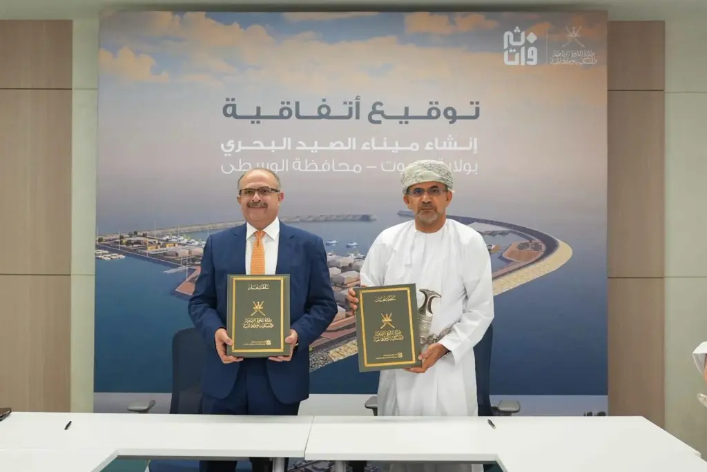 المقاولون العرب توقع عقد إنشاء ميناء الصيد البحري بولاية محوت في سلطنة عُمان