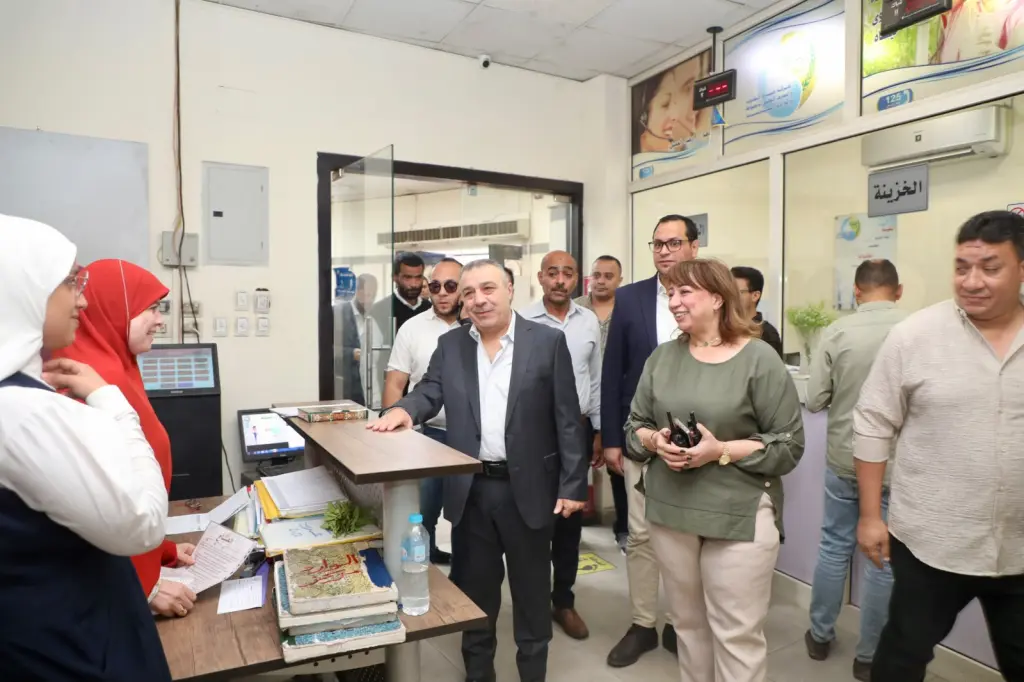  الرئيس الجديد لمياه أسيوط يتابع العمل ميدانيا بمركز خدمة العملاء والخط الساخن ومركز إدارة الأزمات