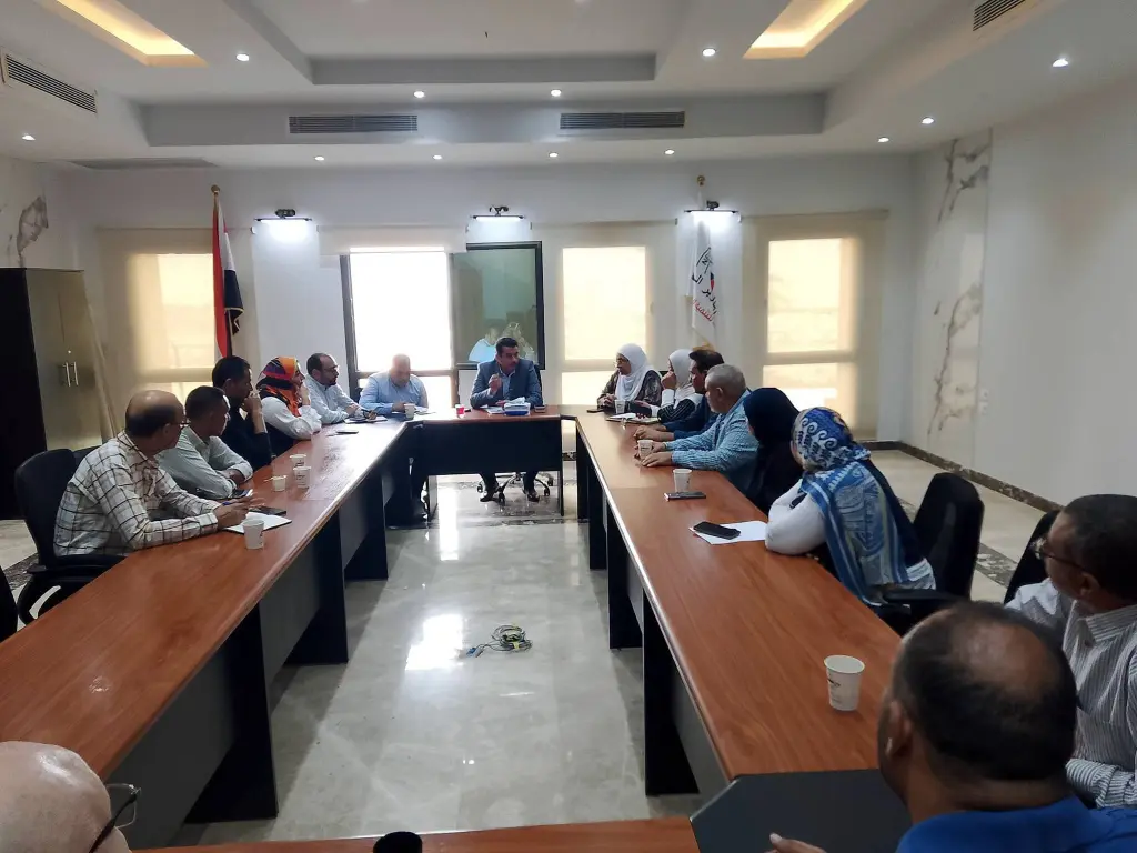 رئيس جهاز أكتوبر الجديدة يعقد اجتماعاً موسعاً مع النواب ومديري العموم لسرعة حل مشكلات المواطنين